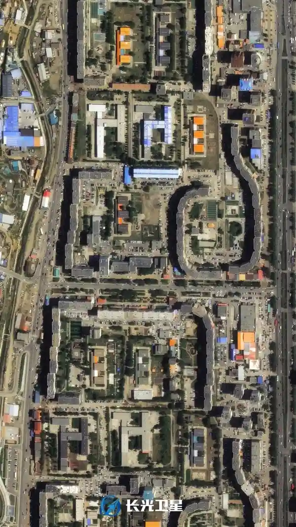 乌兰巴托奇观:卫星图揭示城市割裂的南北两重天