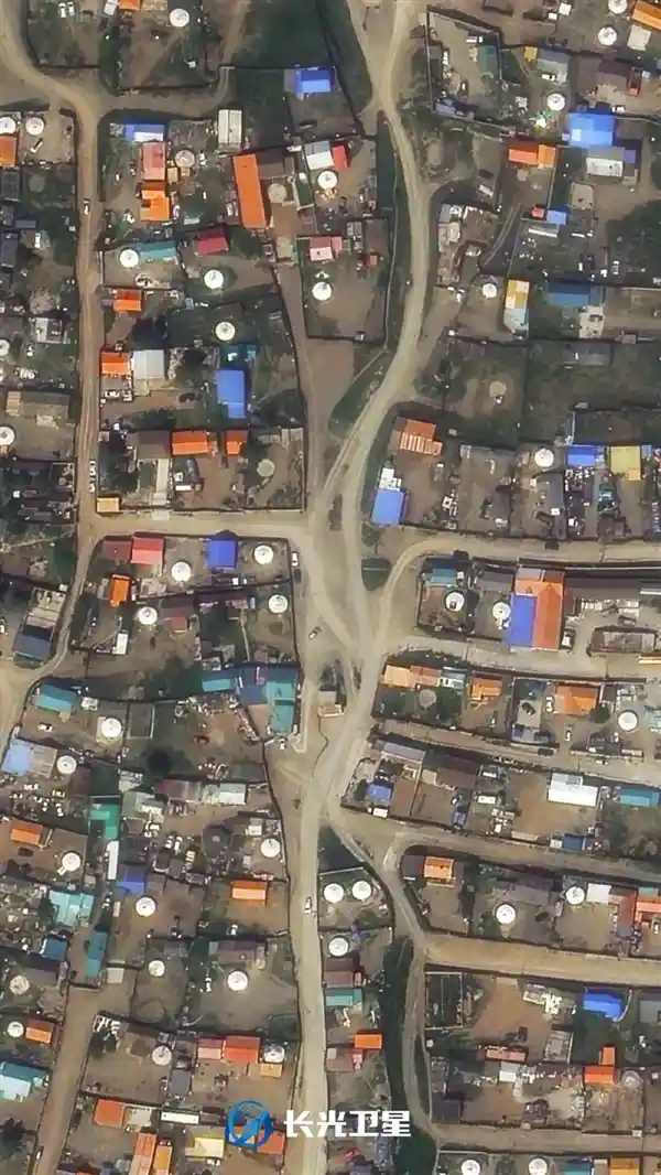 乌兰巴托奇观:卫星图揭示城市割裂的南北两重天