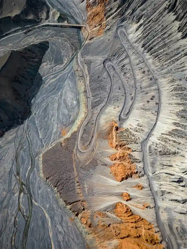 七彩秘境现新疆：卫星视角下的安集海大峡谷惊艳亮相