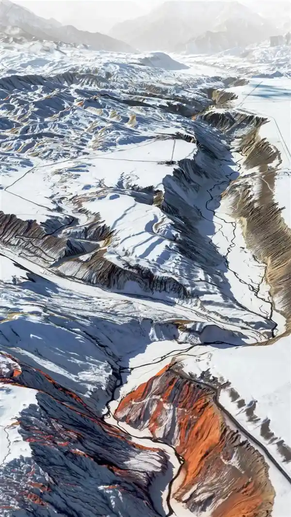 七彩秘境现新疆:卫星视角下的安集海大峡谷惊艳亮相