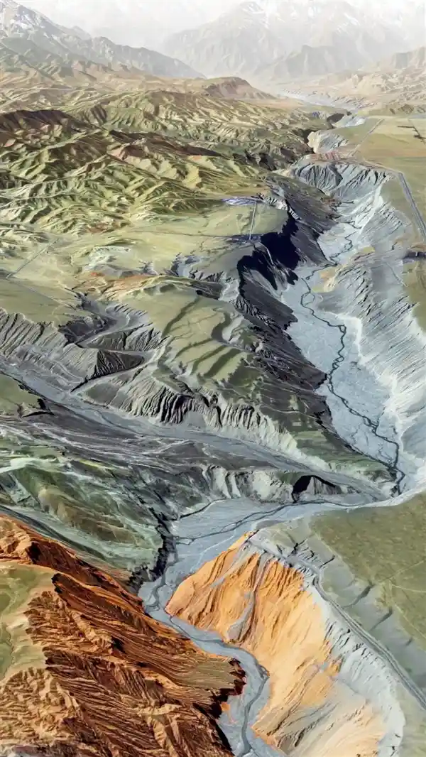 七彩秘境现新疆:卫星视角下的安集海大峡谷惊艳亮相