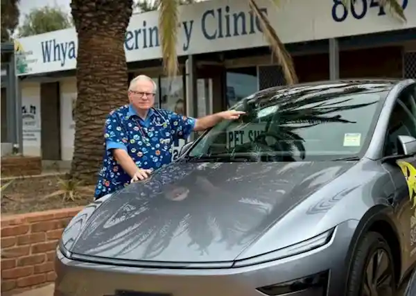 特斯拉自动驾驶疑遭陨石袭击，挡风玻璃现熔化痕迹