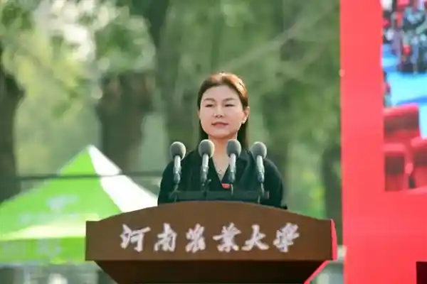 99级学姐归来！小米副总裁张剑慧空降河农大开学典礼燃动全场
