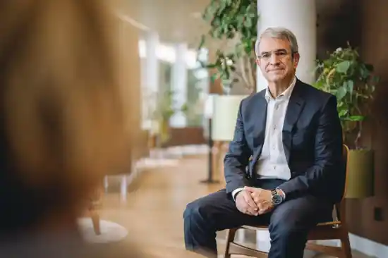 62岁雀巢CEO上任仅一年突遭罢免！卷入职场绯闻风暴引爆全球舆论