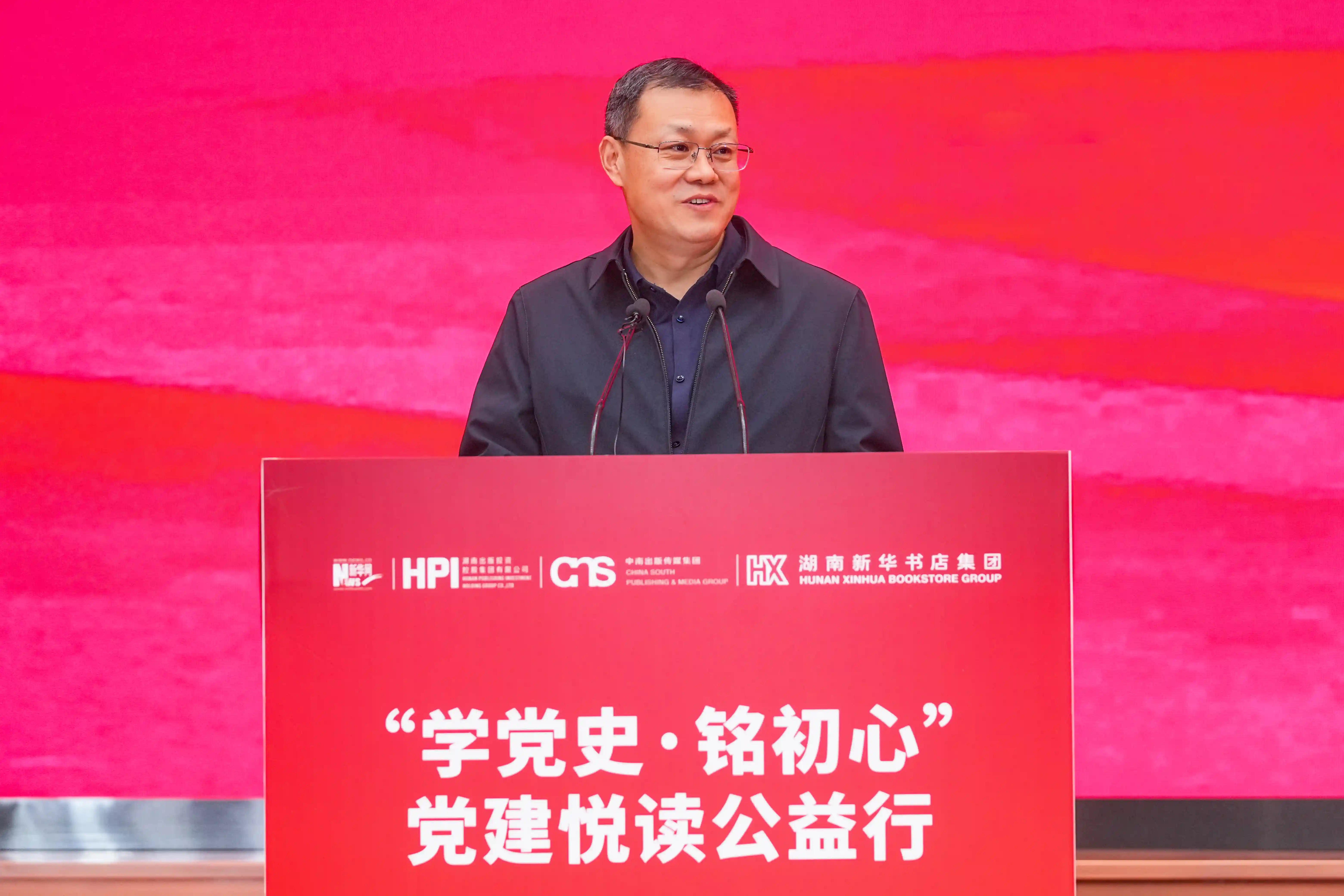 红色书声·初心启航——全国首场沉浸式党建悦读快闪在长沙橘子洲头火热开卷