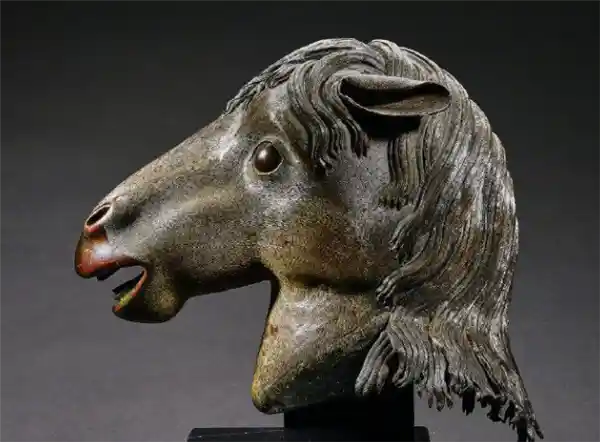 百年漂泊终归故里 圆明园马首亮相春晚舞台