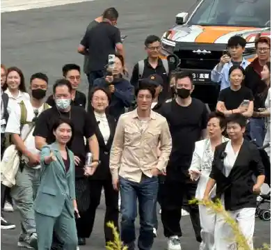 刀片电池2.0震撼发布！王力宏空降比亚迪发布会，现场飙唱《改变世界》引爆科技与音乐的跨界核爆