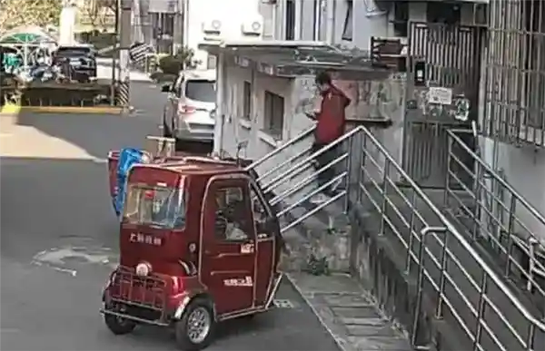 快递员手机门口丢失 小偷竟为同行