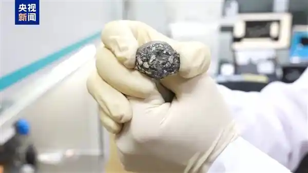嫦娥石新家族添成员！中国发现首例荧光月球矿物